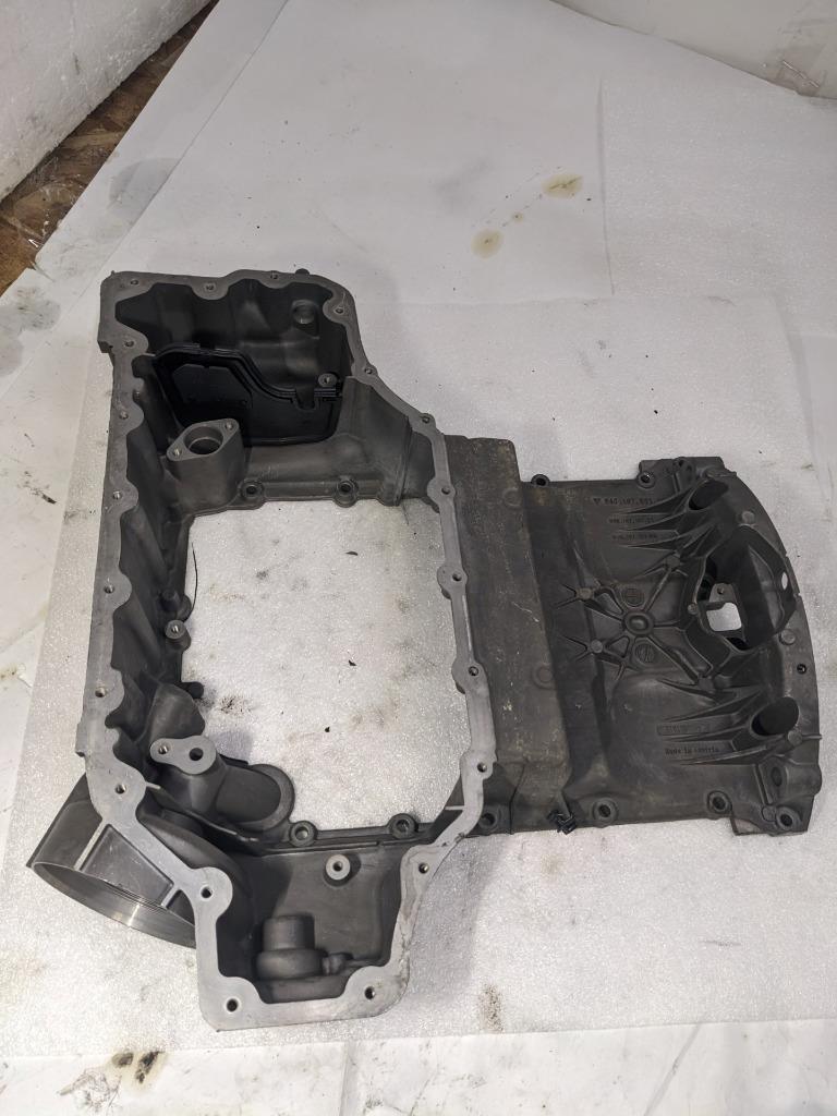 PORSCHE MACAN OIL-CONDUCTING HOUSING 94610705131 USED/GENUINE R25