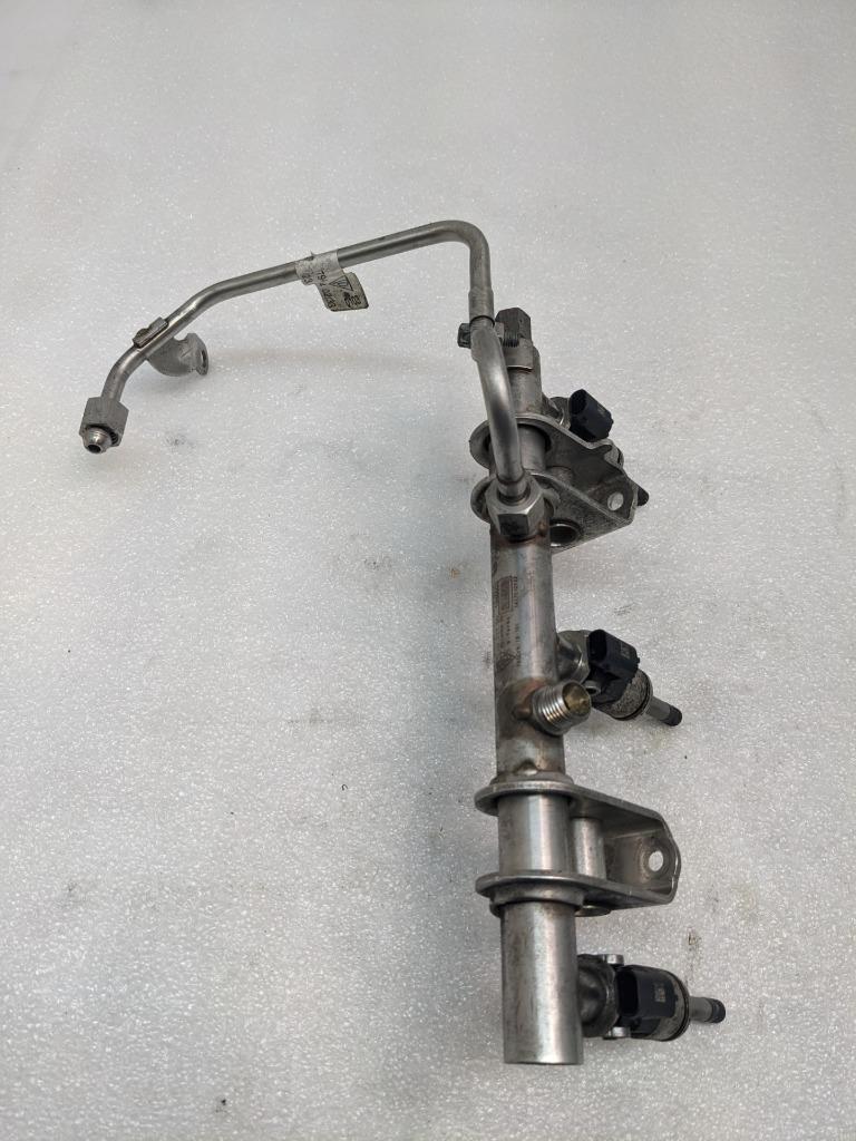 2014-18 PORSCHE MACAN PANAMERA RIGHT FUEL RAIL W/INJECTORS 94611011700 USED R23
