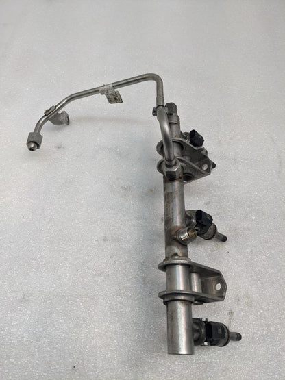 2014-18 PORSCHE MACAN PANAMERA RIGHT FUEL RAIL W/INJECTORS 94611011700 USED R23