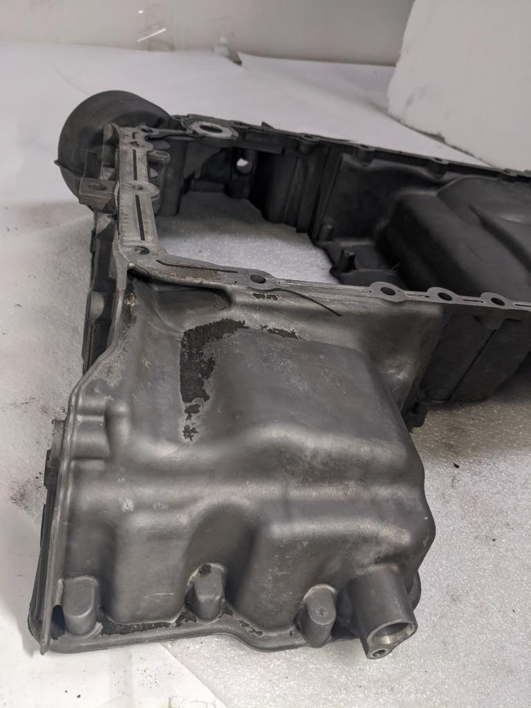 PORSCHE MACAN OIL-CONDUCTING HOUSING 94610705131 USED/GENUINE R25