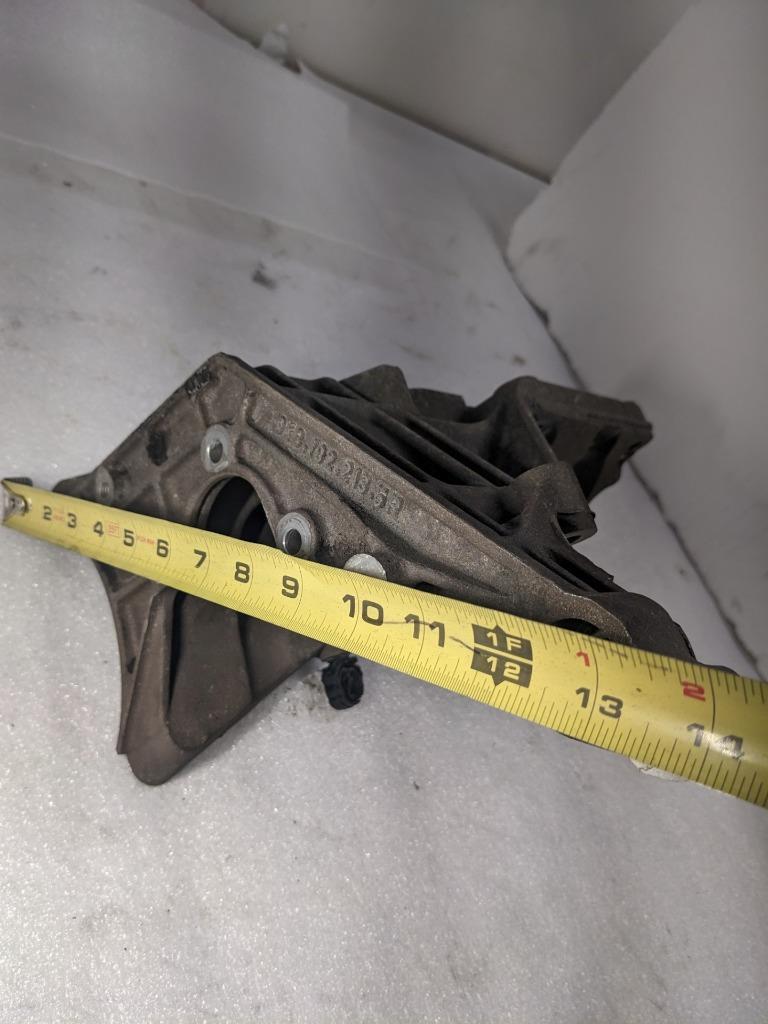 PORSCHE CAYENNE 4.5L LEFT ENGINE MOTOR BRACKET 9481022135R USED 996BGL