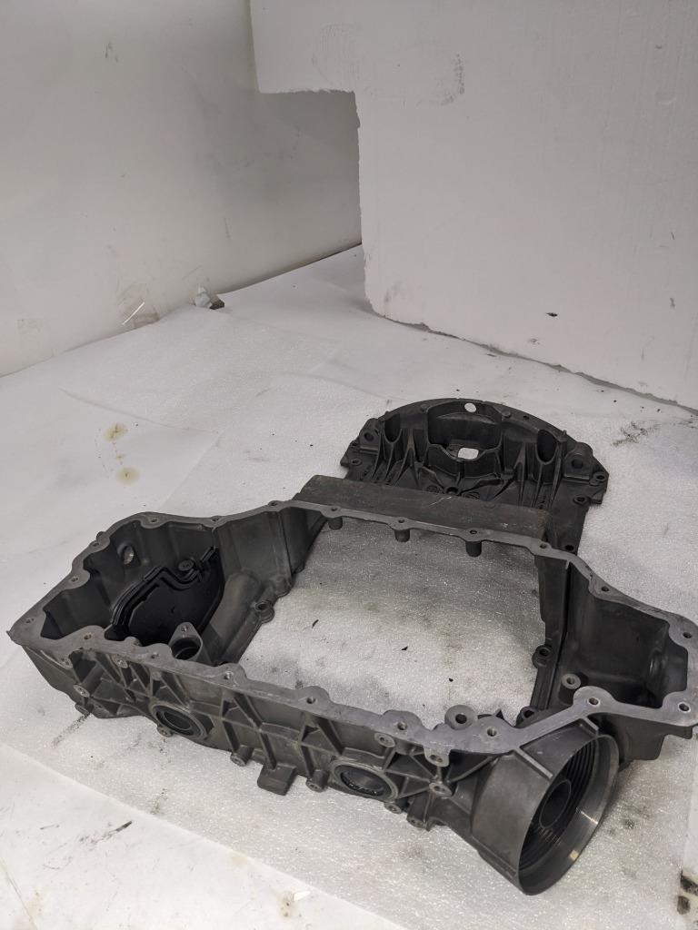 PORSCHE MACAN OIL-CONDUCTING HOUSING 94610705131 USED/GENUINE R25