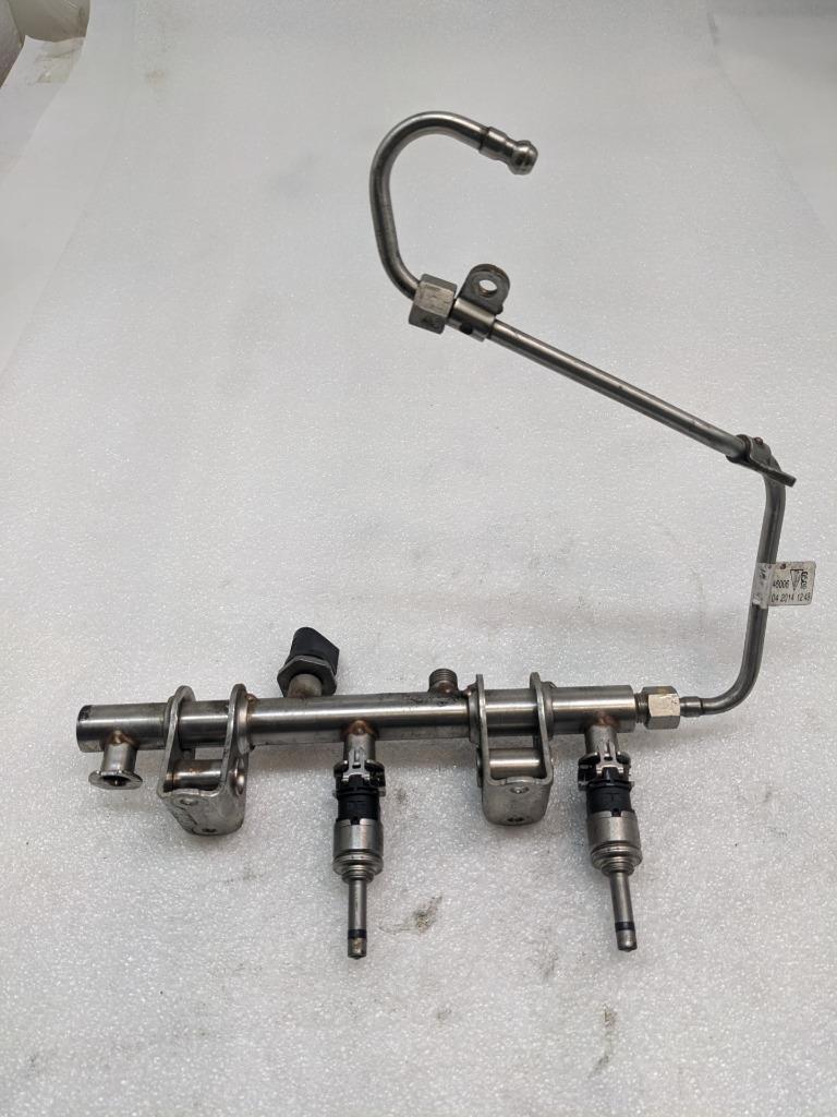 2014-18 PORSCHE MACAN PANAMERA LEFT FUEL RAIL W/INJECTORS 94611011800 USED R23