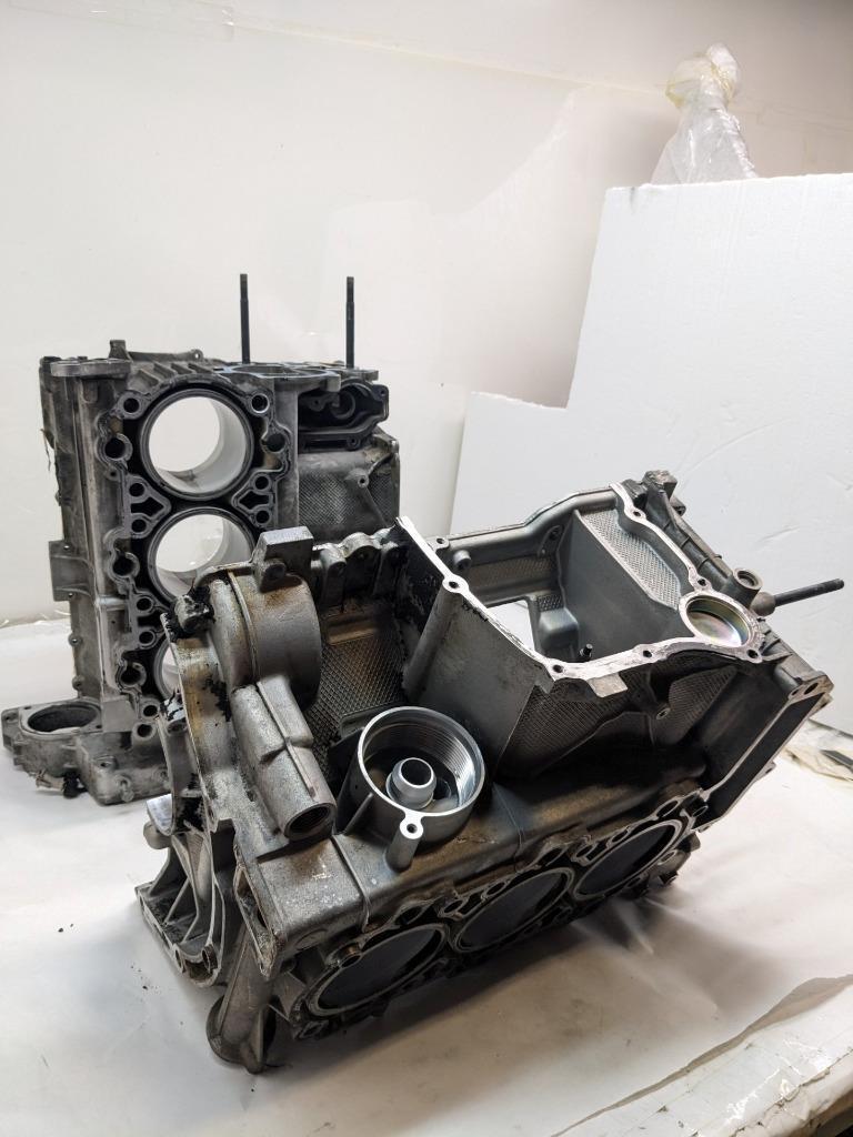 PORSCHE 911/996 3.4L RIGHT AND LEFT SIDE ENGINE BLOCK 9961011510R USED 996BGL2