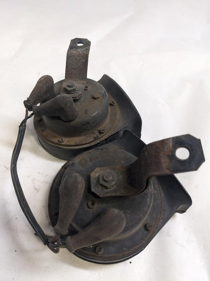 PORSCHE 84-91 944 LOW PITCH TONE ELECTRIC HORN SIREN MIXO TR129 PAIR #2 USED R21