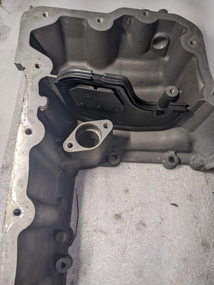 PORSCHE MACAN OIL-CONDUCTING HOUSING 94610705131 USED/GENUINE R25