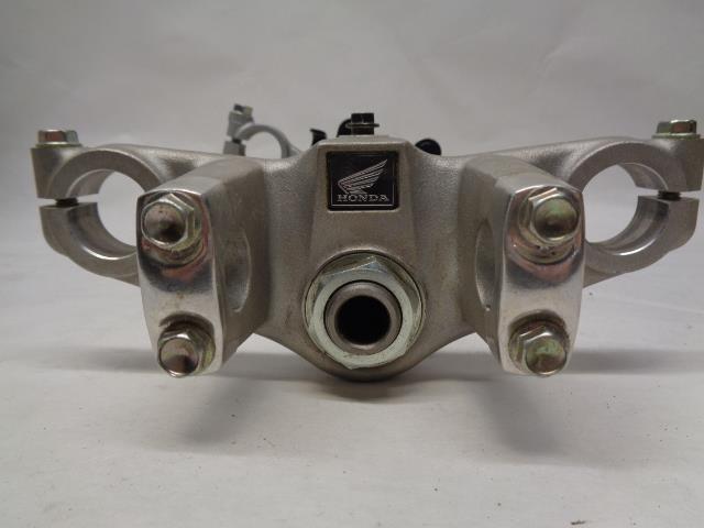 NEW OEM HONDA TRIPLE TREE FORK CLAMP AND STEERING STEM K8JA 166 1 R16