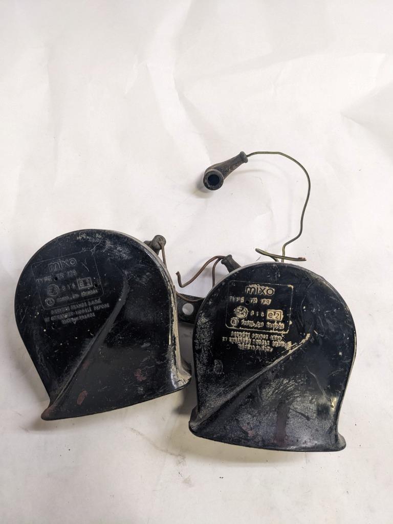 PORSCHE 84-91 944 LOW PITCH TONE ELECTRIC HORN SIREN MIXO TR129 PAIR USED R21