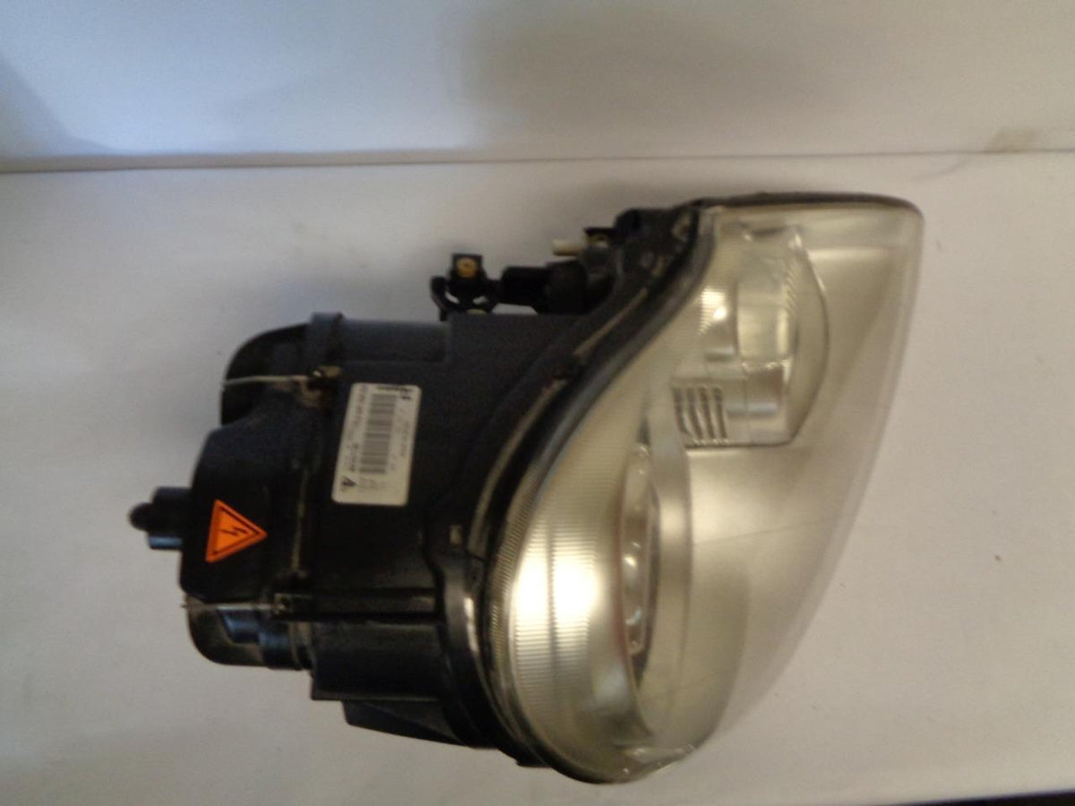 PORSCHE CAYENNE RIGHT HID HEADLIGHT 7L5 941 030 AA W/ MOUNTING BRACKET USED R31