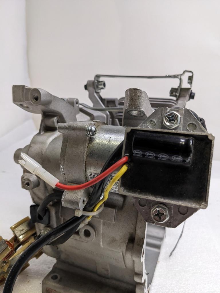 INCOMPLETE BRIGGS AND STRATTON 593663 SMALL ENGINE CYLINDER CASE & PARTS NEW R32