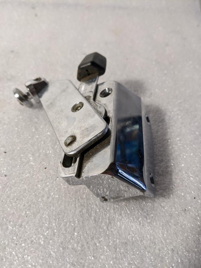 VOLVO 680428 RIGHT REAR WINDOW HANDLE HINGE CHROME FOR 75-93 VOLVO 140 NEW R24T4