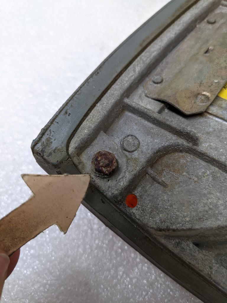 BOSCH 1305233002 RIGHT TAIL LIGHT ASSEMBLY FOR MERCEDES W116 450 USED R21