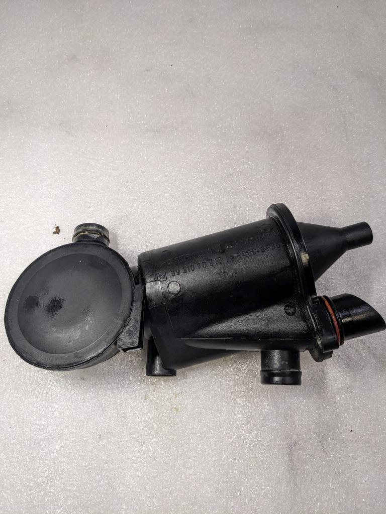 PORSCHE CAYMAN BOXSTER ENGINE MOTOR OIL SEPERATOR 99610702601 USED 996B.GL