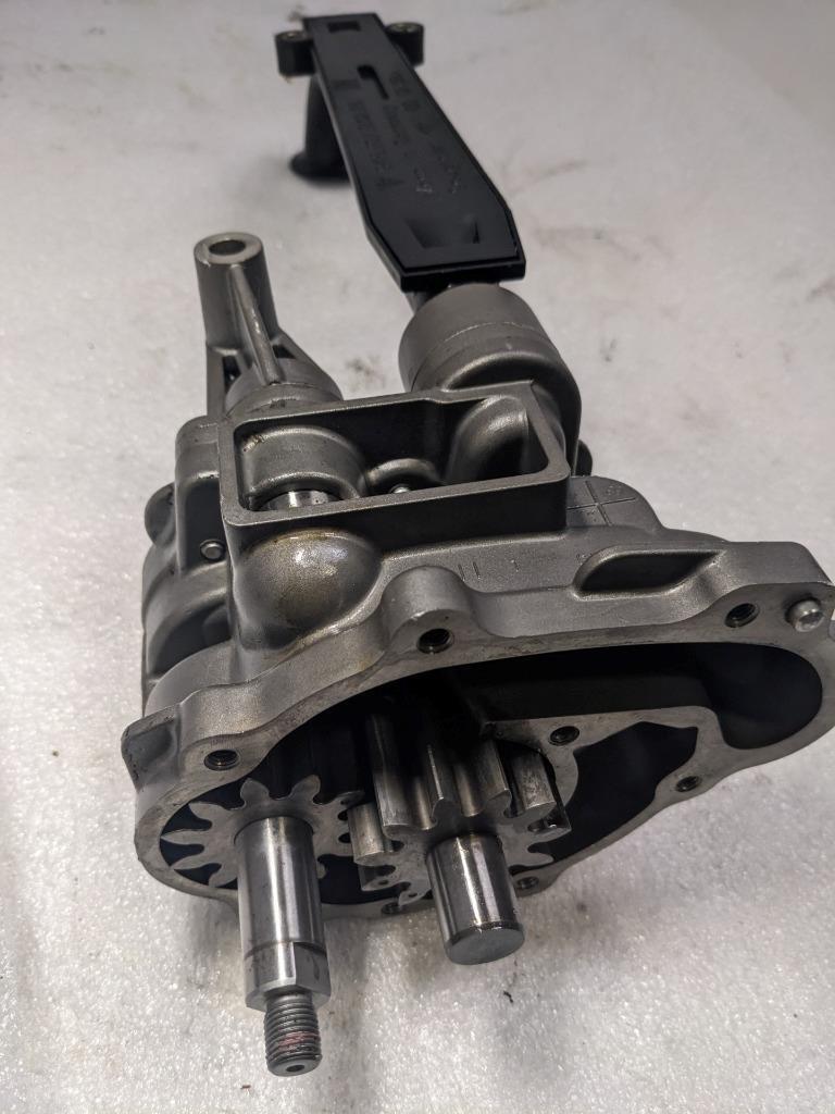 PORSCHE CAYENNE OIL PUMP WITH RESERVOIR 948107010 USED R24