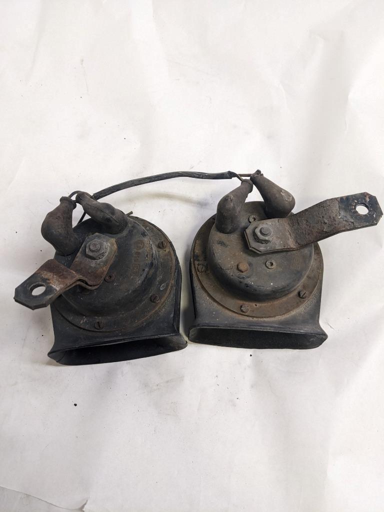 PORSCHE 84-91 944 LOW PITCH TONE ELECTRIC HORN SIREN MIXO TR129 PAIR #2 USED R21