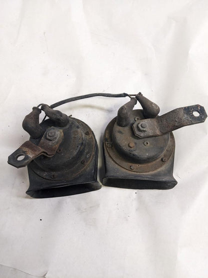 PORSCHE 84-91 944 LOW PITCH TONE ELECTRIC HORN SIREN MIXO TR129 PAIR #2 USED R21