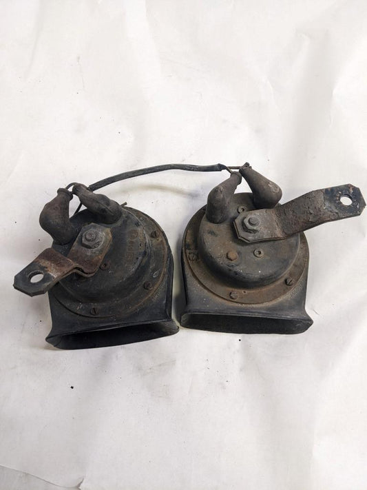 PORSCHE 84-91 944 LOW PITCH TONE ELECTRIC HORN SIREN MIXO TR129 PAIR #2 USED R21