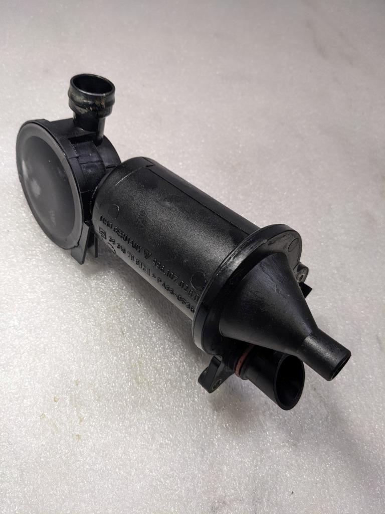 PORSCHE CAYMAN BOXSTER ENGINE MOTOR OIL SEPERATOR 99610702601 USED 996B.GL