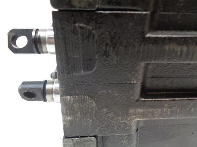 PARKER DIRECTIONAL CONTROL VALVE 2 SPOOL GREY IRON V70 SERIES R32
