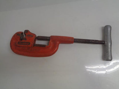 1 USED RIDGID 32820 2-A HEAVY DUTY PIPE CUTTER 1/8"-2" R28