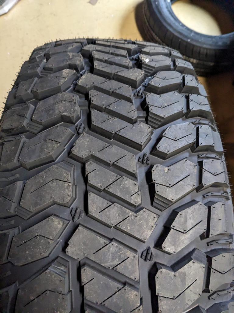 RADAR RENEGADE R/T BSW LT 285 65 18 125/122Q LRE 10PLY TIRE RASYTH0133 CQ2