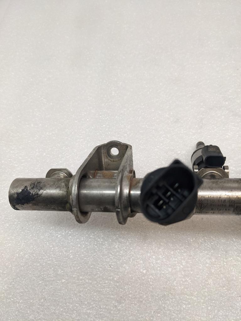 2014-18 PORSCHE MACAN PANAMERA LEFT FUEL RAIL W/INJECTORS 94611011800 USED R23