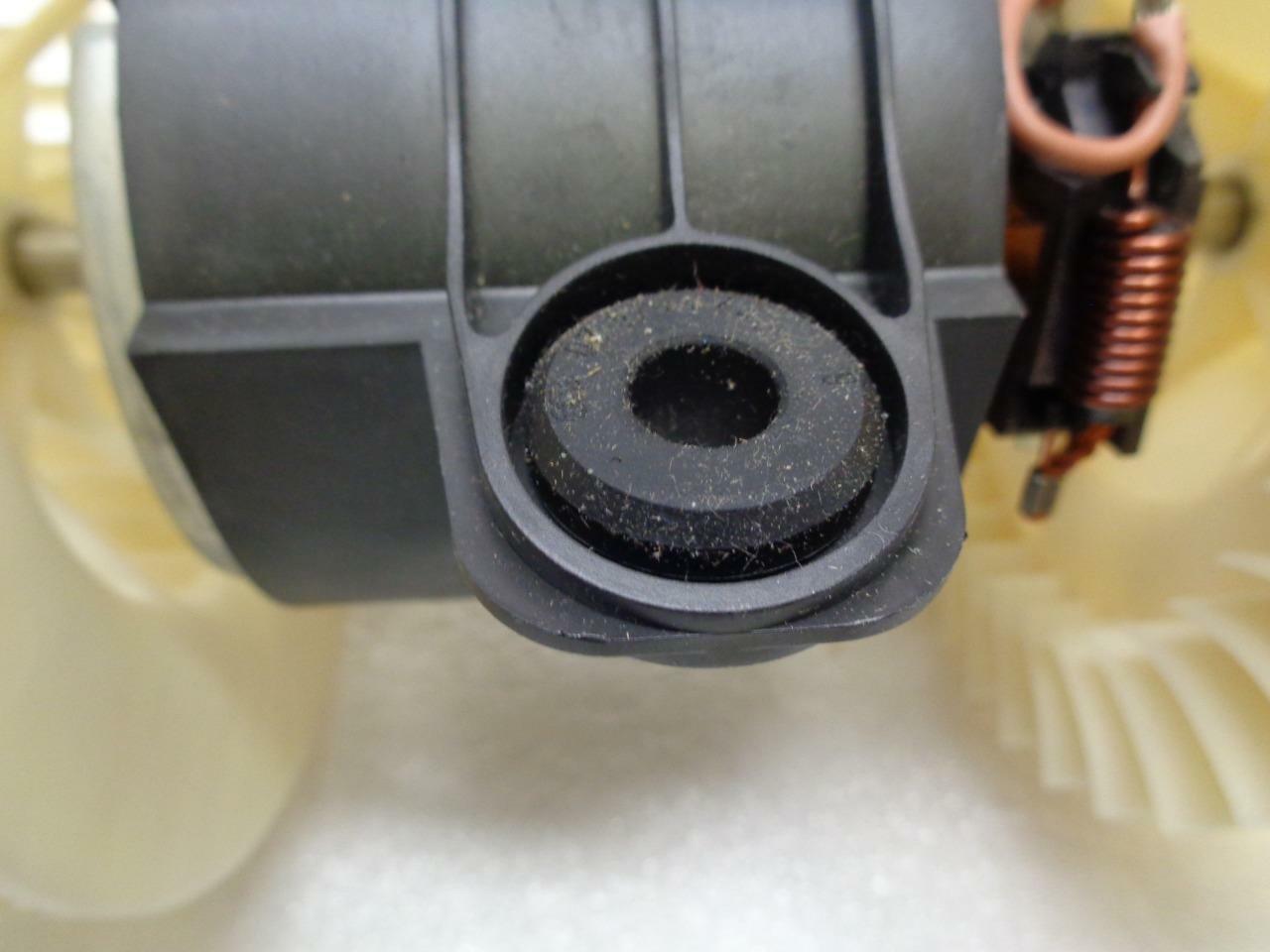 NEW GENUINE ACM  64 11 8 385 558 FRONT AC BLOWER MOTOR 2000-06 BMW (VARIOUS) R2