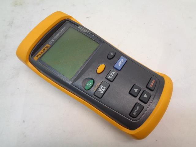 NEW  DIGITAL PROBE THERMOMETER W/ CARRYING CASE R4TB