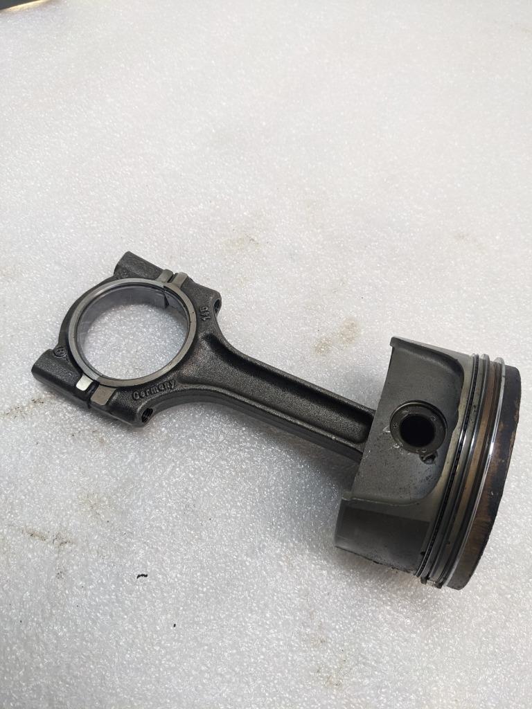 PORSCHE 986 BOXSTER 2.7L PISTON W/CONNECTING ROD #3 9961031028R USED 996GL2T1