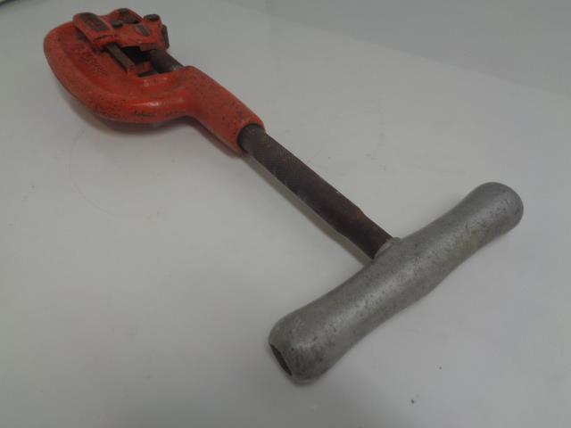 1 USED RIDGID 32820 2-A HEAVY DUTY PIPE CUTTER 1/8"-2" R28