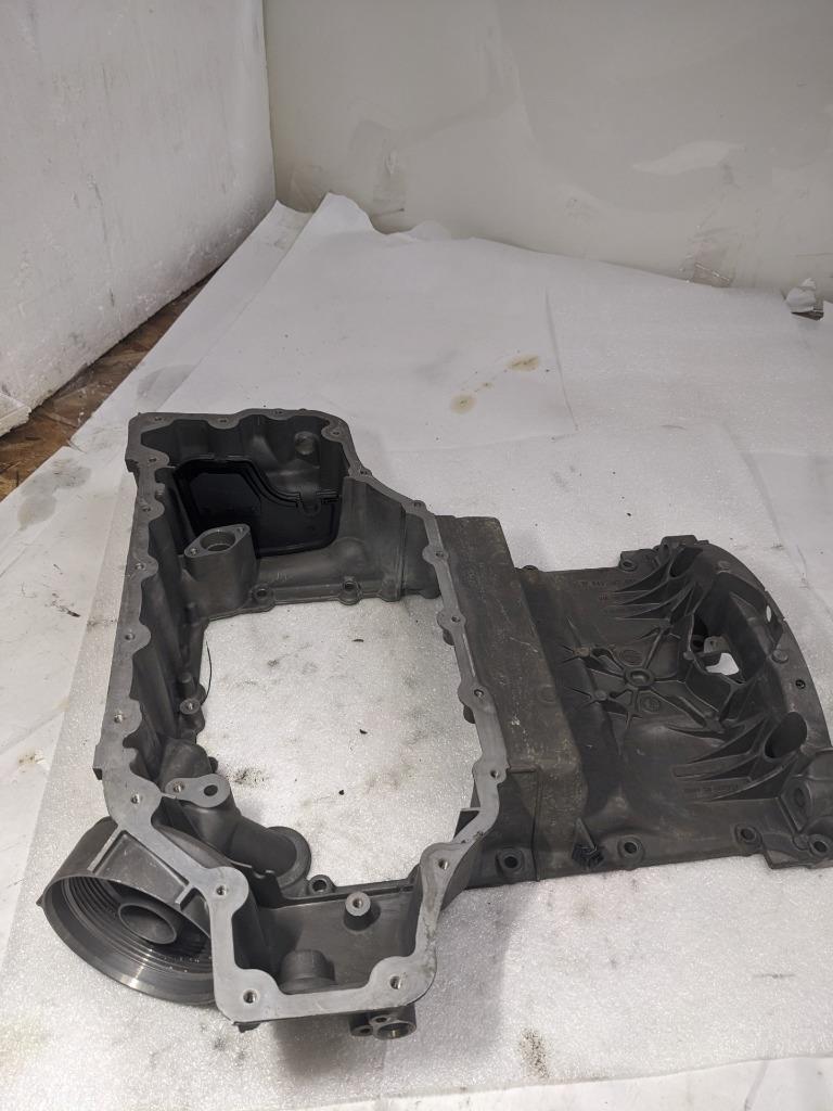 PORSCHE MACAN OIL-CONDUCTING HOUSING 94610705131 USED/GENUINE R25