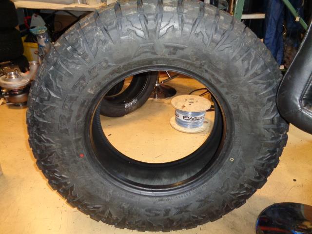 MAXXIS RAZR A/T-811 LT 295 70 18 129/126S LRE 10PLY TIRE TL00049300 BQ4