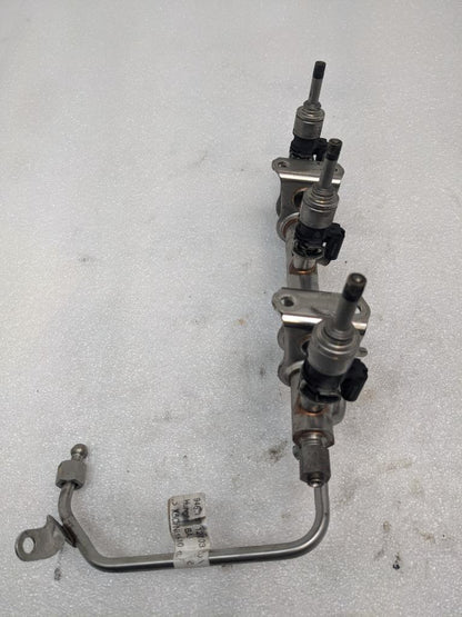 2014-18 PORSCHE MACAN PANAMERA RIGHT FUEL RAIL W/INJECTORS 94611011700 USED R23