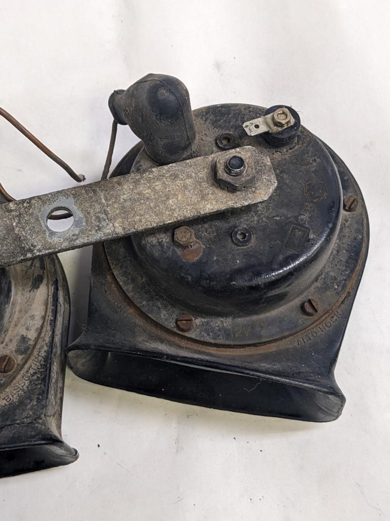 PORSCHE 84-91 944 LOW PITCH TONE ELECTRIC HORN SIREN MIXO TR129 PAIR USED R21