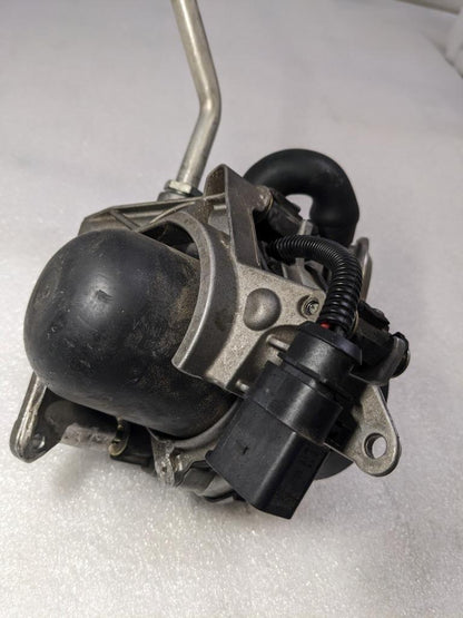 PORSCHE BOXSTER CAYMAN ENGINE AIR INJECTION PUMP/BRACKET 9971131371R USED 996B.G