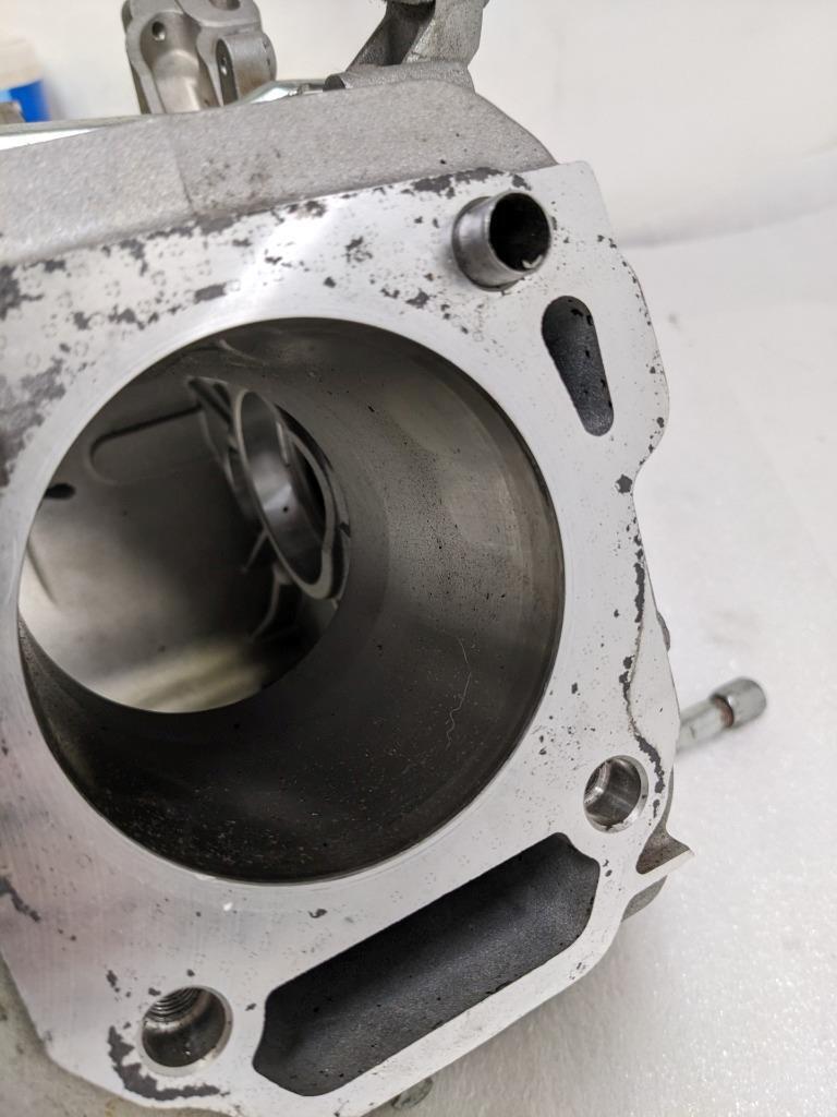 INCOMPLETE BRIGGS AND STRATTON 593663 SMALL ENGINE CYLINDER CASE & PARTS NEW R32