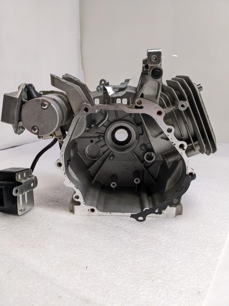 INCOMPLETE BRIGGS AND STRATTON 593663 SMALL ENGINE CYLINDER CASE & PARTS NEW R32