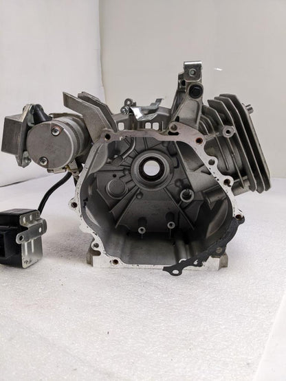 INCOMPLETE BRIGGS AND STRATTON 593663 SMALL ENGINE CYLINDER CASE & PARTS NEW R32