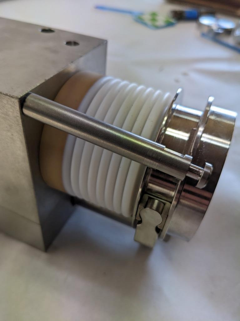 KHS PNEUMATIC CYLINDER 65175533S001 W/ APACHE 3800 CASE 8.39 X 5.6 X 3.25" R35