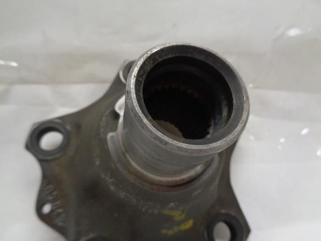 1 USED PORSCHE CARRERA WHEEL HUB 964 331 605 04/964 331 065 04 R25T6