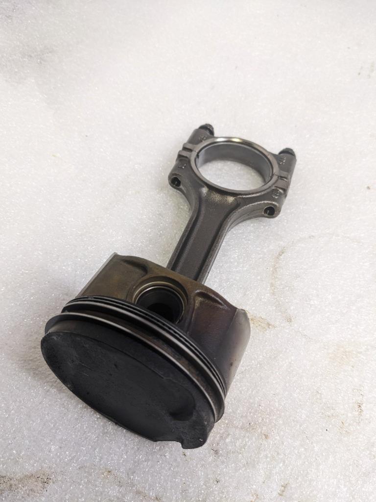 PORSCHE 996/911 CONNECTING PISTON RODS 9961031028R #2 USED 996BGL2T2