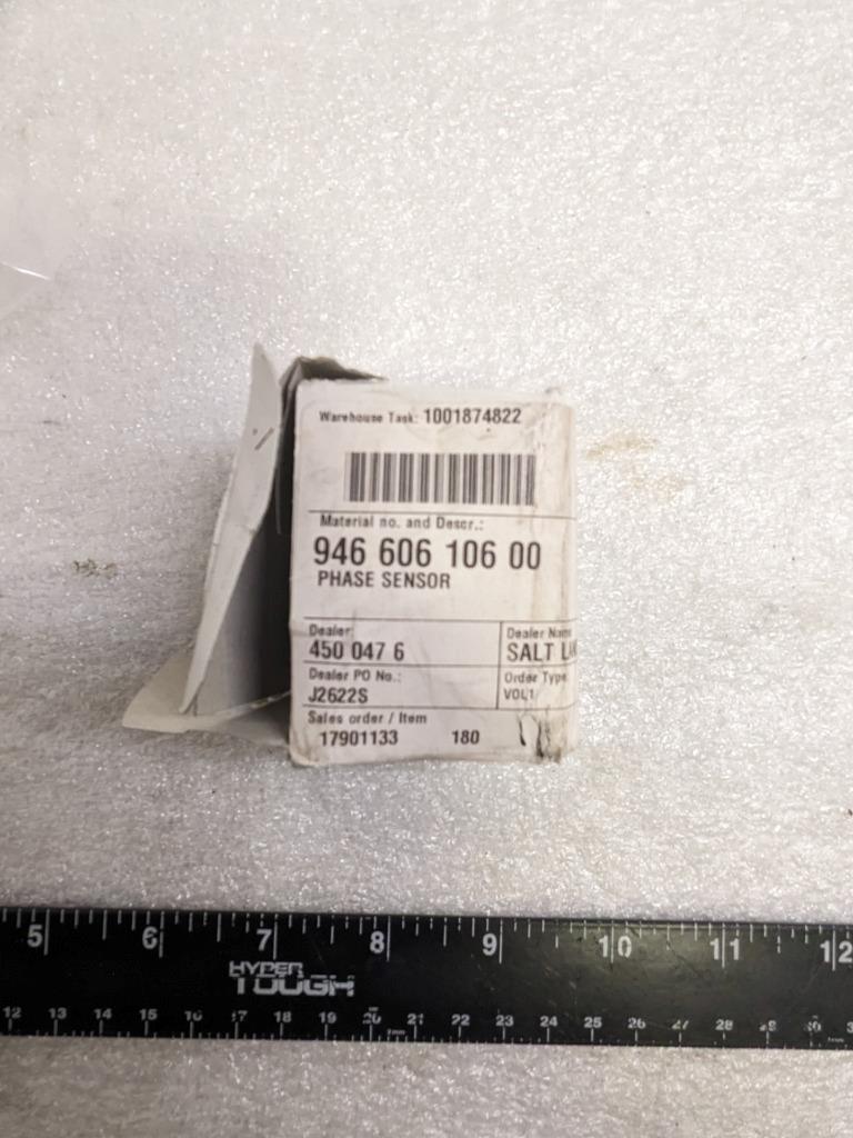 PORSCHE 94660610600 ENGINE CAMSHAFT POSITION SENSOR NEW PGB2TA