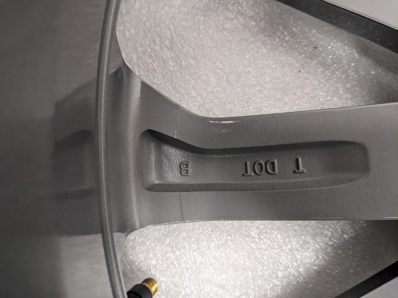 20x8 Chevrolet Traverse 2022-23 Machined Charcoal Wheel Rim 84353724