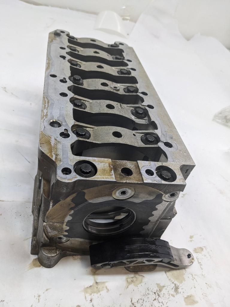 1998 PORSCHE 911 CRANKSHAFT BEARING CASE/CARRIER 9961011123R USED 996BGL2