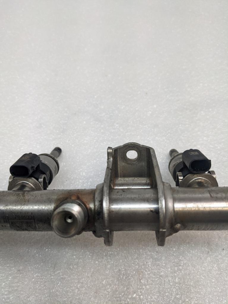 2014-18 PORSCHE MACAN PANAMERA LEFT FUEL RAIL W/INJECTORS 94611011800 USED R23