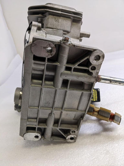 INCOMPLETE BRIGGS AND STRATTON 593663 SMALL ENGINE CYLINDER CASE & PARTS NEW R32