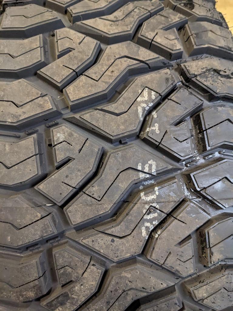 2 VENOM POWER TERRA HUNTER R/T  LT 305 55 20 121/118S LRF 12PLY TIRES TVPRT14NL