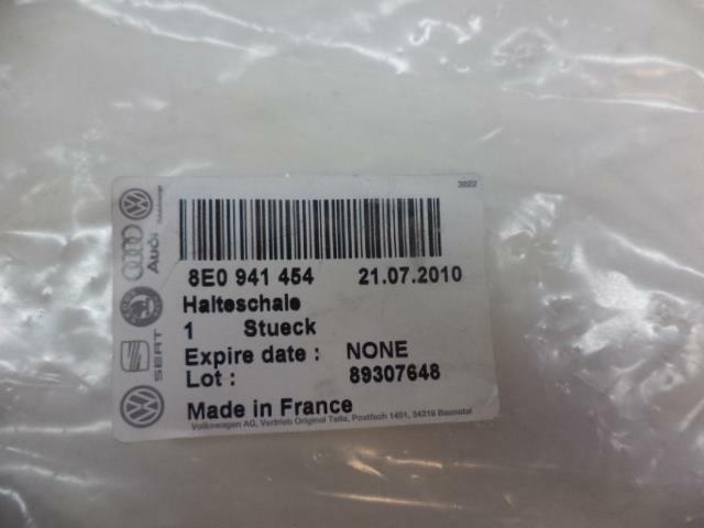 1 NEW GENUINE VW/AUDI RIGHT HEADLIGHT MOUNTING PLATE / CARRIER 8E0 941 454 R7