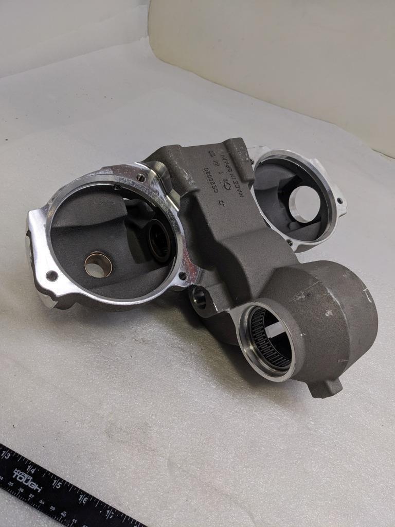 JOHN DEERE CE20020 ROW UNIT GEAR CASE HOUSING NEW I2