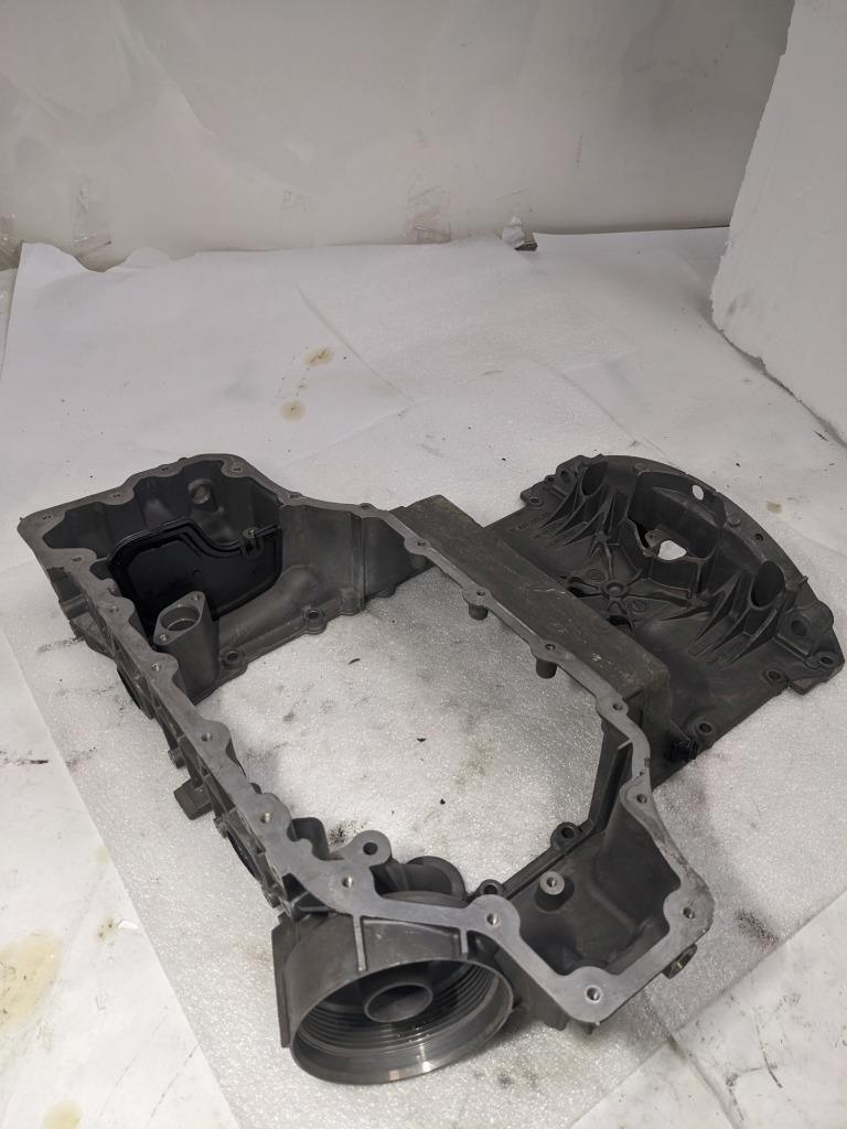 PORSCHE MACAN OIL-CONDUCTING HOUSING 94610705131 USED/GENUINE R25